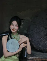  蓝盈莹一袭青绿色旗袍穿搭夏日荷塘边优雅写真图片