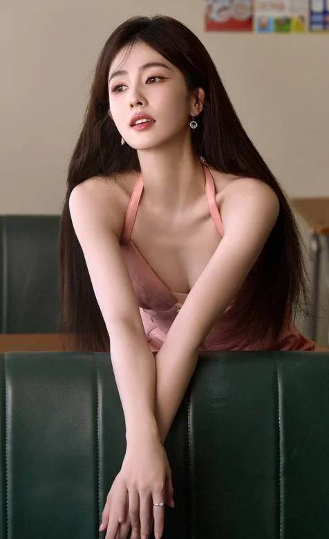 靠在沙发上的白鹿性感粉裙穿搭手机壁纸图片 – 高清 桌面壁纸 开放版权素材 免费下载 手机电脑通用背景图