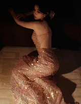 哈妮克孜一袭buling闪亮的低胸礼裙居家私房慵懒写真图片