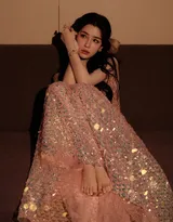 哈妮克孜一袭buling闪亮的低胸礼裙居家私房慵懒写真图片