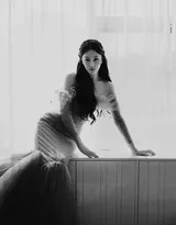 迪丽热巴鹅黄礼服层叠薄纱映衬曼妙身姿优雅浪漫写真大片