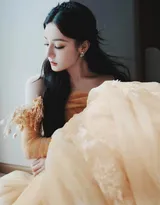 迪丽热巴鹅黄礼服层叠薄纱映衬曼妙身姿优雅浪漫写真大片