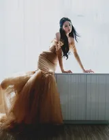 迪丽热巴鹅黄礼服层叠薄纱映衬曼妙身姿优雅浪漫写真大片