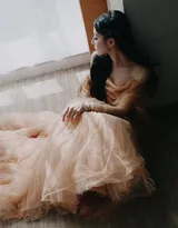 迪丽热巴鹅黄礼服层叠薄纱映衬曼妙身姿优雅浪漫写真大片