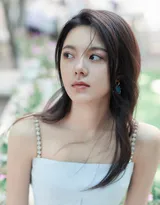 赵今麦清新白裙加一字带户外写真美照