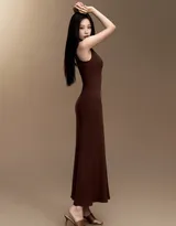 循着风的痕迹，美好如期而至，虞书欣身着紧身衣搭配各类长裤，尽显完美身段小蛮腰身材曲线写真图片