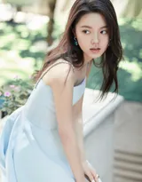 赵今麦清新白裙加一字带户外写真美照