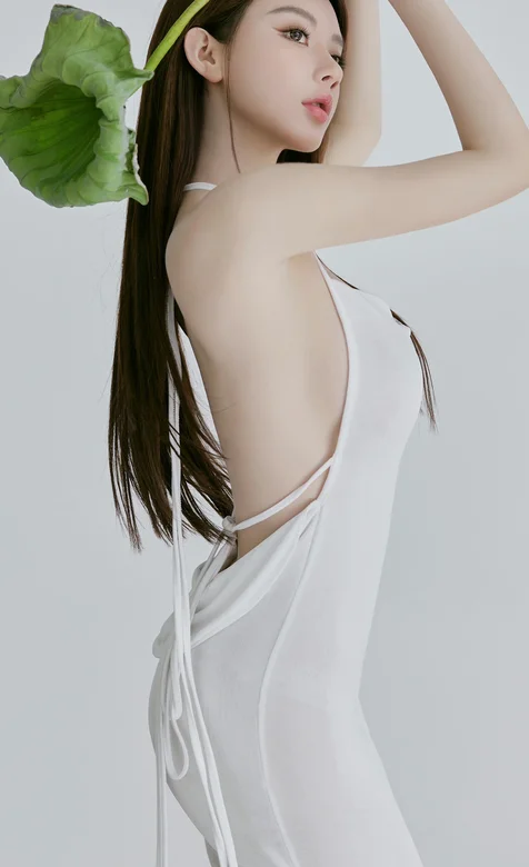 手拿荷叶的露背装白裙美女妖娆身姿写真美图手机壁纸 – 高清 桌面壁纸 开放版权素材 免费下载 手机电脑通用背景图