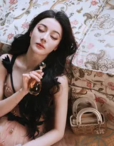 迪丽热巴粉系朦胧纱裙穿着参加香水展览活动写真，优雅古典美，氤氲浪漫温柔