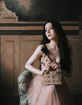 迪丽热巴粉系朦胧纱裙穿着参加香水展览活动写真，优雅古典美，氤氲浪漫温柔