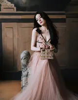 迪丽热巴粉系朦胧纱裙穿着参加香水展览活动写真，优雅古典美，氤氲浪漫温柔