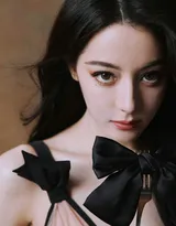 迪丽热巴粉系朦胧纱裙穿着参加香水展览活动写真，优雅古典美，氤氲浪漫温柔