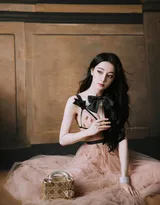 迪丽热巴粉系朦胧纱裙穿着参加香水展览活动写真，优雅古典美，氤氲浪漫温柔