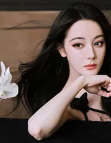 迪丽热巴粉系朦胧纱裙穿着参加香水展览活动写真，优雅古典美，氤氲浪漫温柔