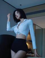 网红车模美女程儿白衬衫加黑色短裤私房妖娆写真美照图集