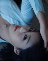 网红车模美女程儿白衬衫加黑色短裤私房妖娆写真美照图集