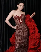 刘亦菲一袭玫瑰红性感礼服长裙着身展浓烈明媚身姿写真，今日，是肆意绽放的“红玫瑰”