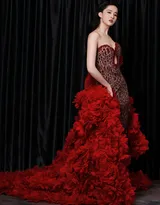 刘亦菲一袭玫瑰红性感礼服长裙着身展浓烈明媚身姿写真，今日，是肆意绽放的“红玫瑰”