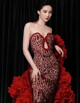 刘亦菲一袭玫瑰红性感礼服长裙着身展浓烈明媚身姿写真，今日，是肆意绽放的“红玫瑰”