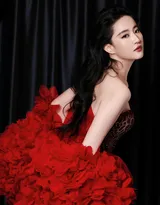 刘亦菲一袭玫瑰红性感礼服长裙着身展浓烈明媚身姿写真，今日，是肆意绽放的“红玫瑰”