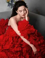 刘亦菲一袭玫瑰红性感礼服长裙着身展浓烈明媚身姿写真，今日，是肆意绽放的“红玫瑰”