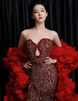 刘亦菲一袭玫瑰红性感礼服长裙着身展浓烈明媚身姿写真，今日，是肆意绽放的“红玫瑰”