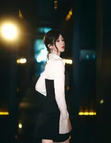 杨紫品牌活动写真，一袭黑白拼色连衣裙造型穿搭，简约时髦的冷御轻熟风