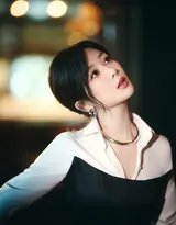 杨紫品牌活动写真，一袭黑白拼色连衣裙造型穿搭，简约时髦的冷御轻熟风