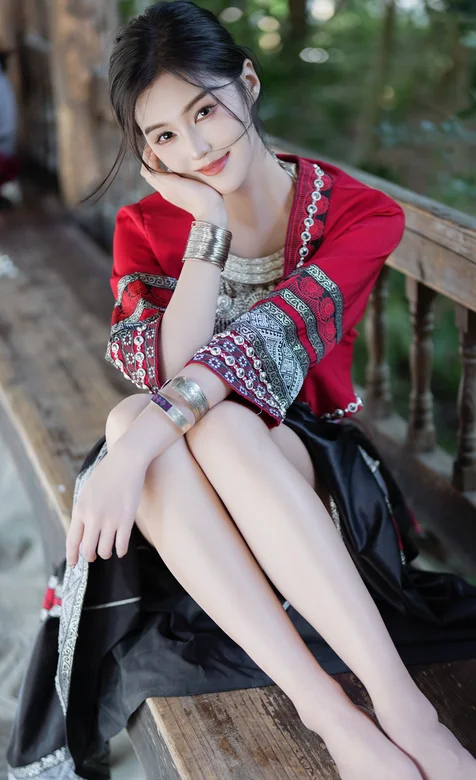 民族风美女，坐在长椅上，穿着少数民族服饰的高颜值美腿美女写真手机壁纸 – 高清 桌面壁纸 开放版权素材 免费下载 手