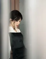 杨紫品牌活动写真，一袭黑白拼色连衣裙造型穿搭，简约时髦的冷御轻熟风