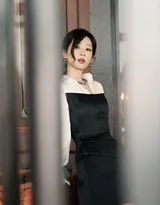 杨紫品牌活动写真，一袭黑白拼色连衣裙造型穿搭，简约时髦的冷御轻熟风