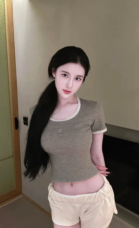 高颜值好看的美女小姐姐紧身T恤搭配黄色休闲短裤居家写真照片壁纸 – 高清 桌面壁纸 开放版权素材 免费下载 手机电脑-iPhone17-1