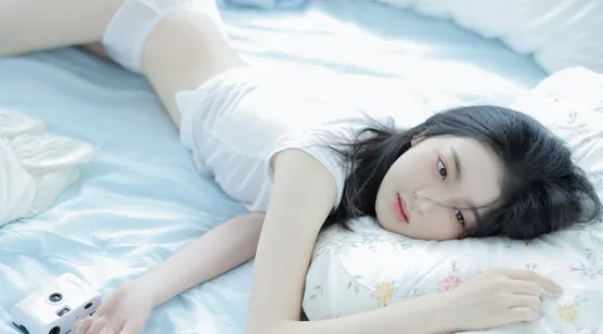 邻家少女，趴在枕头上的白衣内衣美少女私房写真壁纸 – 高清 桌面壁纸 开放版权素材 免费下载 手机电脑通用背景图
