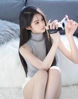 眼眸如水，如清晨的露珠，冬日纯欲风长发美少女毛衣短裤私房淡雅写真图片