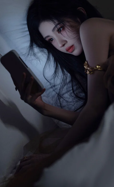 鞠婧祎，躺在床上看手机的鞠婧祎侧颜写真手机壁纸 – 高清 桌面壁纸 开放版权素材 免费下载 手机电脑通用背景图