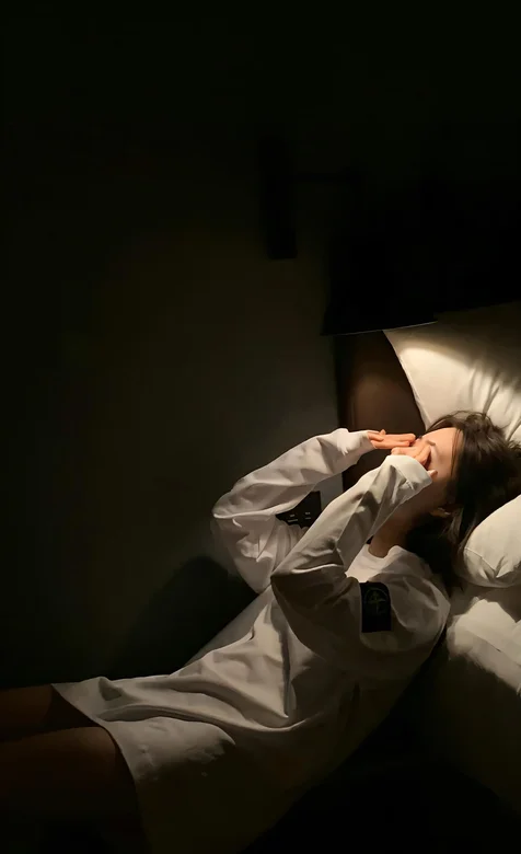 晨光中的慵懒时光，揉着眼睛，躺靠在床头的白衣女人寂寞手机壁纸 – 高清 桌面壁纸 开放版权素材 免费下载 手机电脑通-iPhone17-1