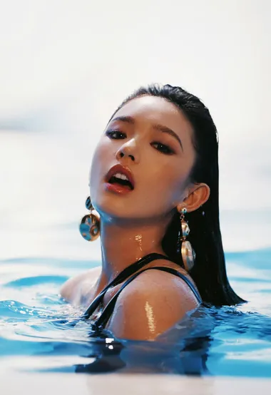 林允儿泳池湿发造型妩媚写真，纯欲天花板再升级 – 高清 桌面壁纸 开放版权素材 免费下载 手机电脑通用背景图