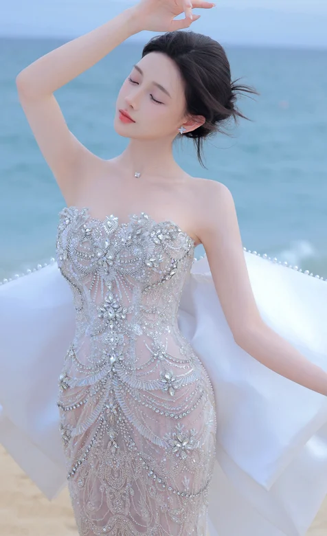 碧海蓝天，优雅邂逅！闭眸享受海风的抹胸裙美女写真手机壁纸图片 – 高清 桌面壁纸 开放版权素材 免费下载 手机电脑通-iPhone17-1