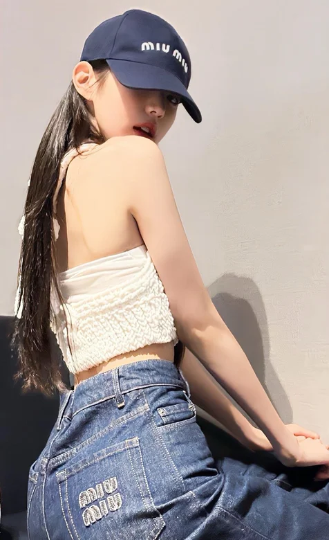 戴着帽子，背对着你，坐在沙发的美少女手机壁纸照片 – 高清 桌面壁纸 开放版权素材 免费下载 手机电脑通用背景图