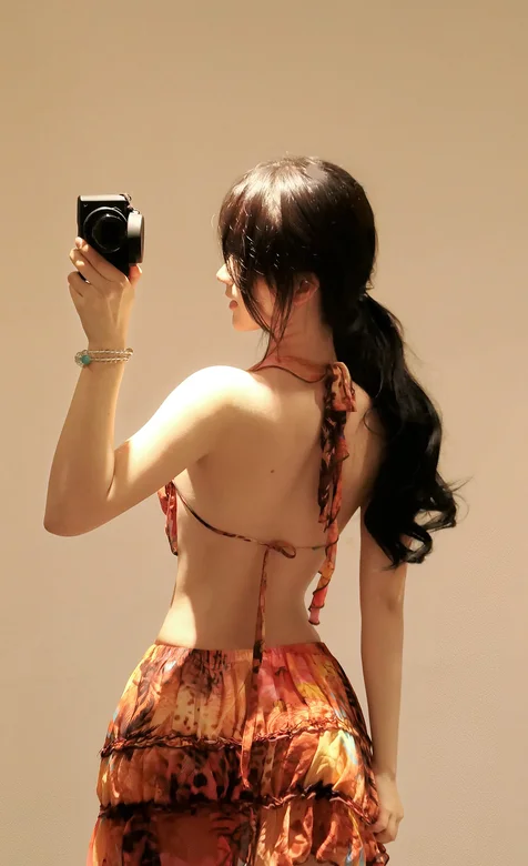 苗条身材，手拿相机自拍，超美背影手机壁纸图片 – 高清 桌面壁纸 开放版权素材 免费下载 手机电脑通用背景图