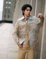  王鹤棣浅棕晕染衬衫复古优雅，清俊有型写真图片