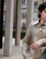  王鹤棣浅棕晕染衬衫复古优雅，清俊有型写真图片