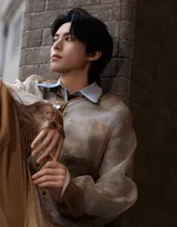  王鹤棣浅棕晕染衬衫复古优雅，清俊有型写真图片