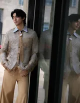  王鹤棣浅棕晕染衬衫复古优雅，清俊有型写真图片