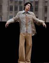  王鹤棣浅棕晕染衬衫复古优雅，清俊有型写真图片