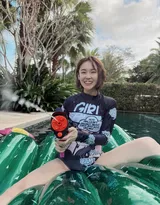 张佳宁身着紧身泳装，泳池里玩玩具水枪可爱照片