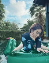 张佳宁身着紧身泳装，泳池里玩玩具水枪可爱照片