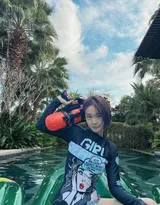 张佳宁身着紧身泳装，泳池里玩玩具水枪可爱照片