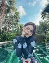 张佳宁身着紧身泳装，泳池里玩玩具水枪可爱照片