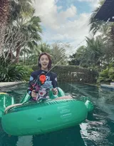 张佳宁身着紧身泳装，泳池里玩玩具水枪可爱照片